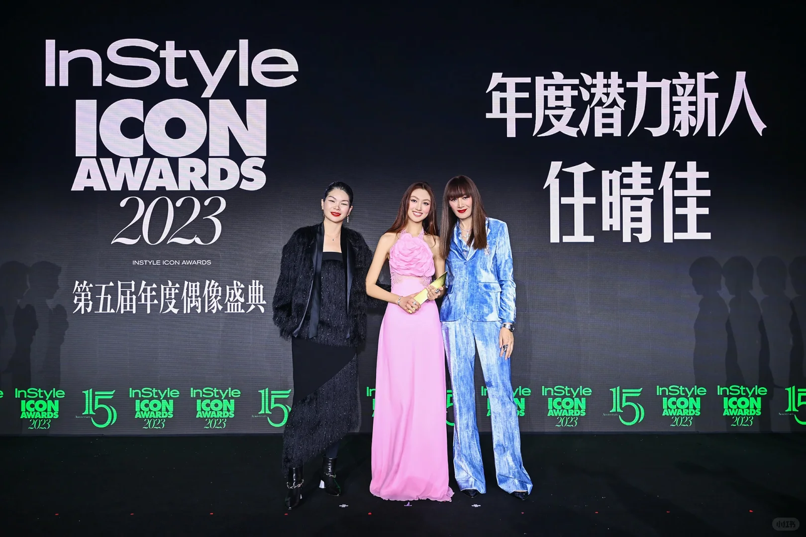 任达华女儿这腕线快到膝盖了吧！