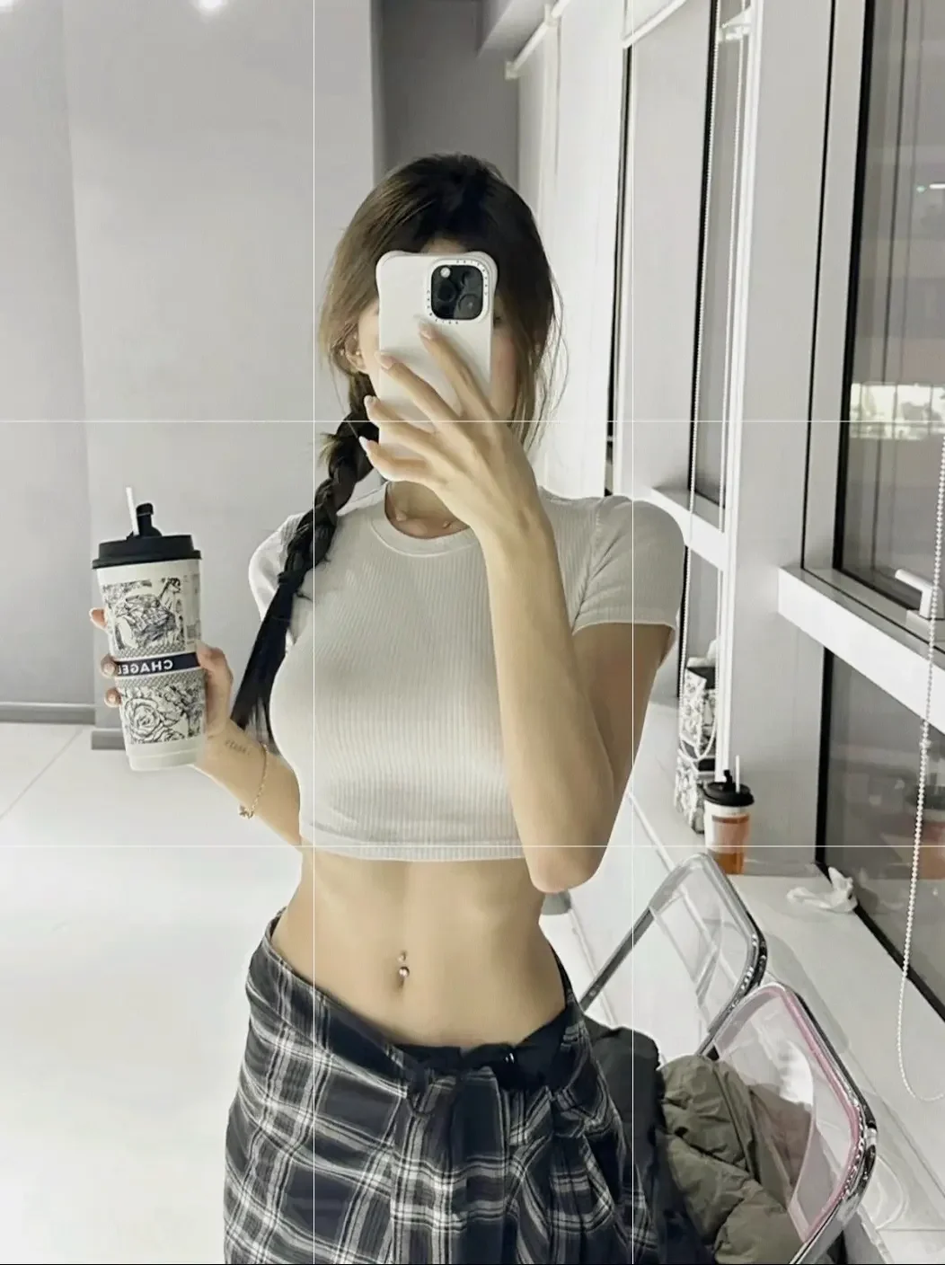 快来试试这款不露脸的拍照姿势。