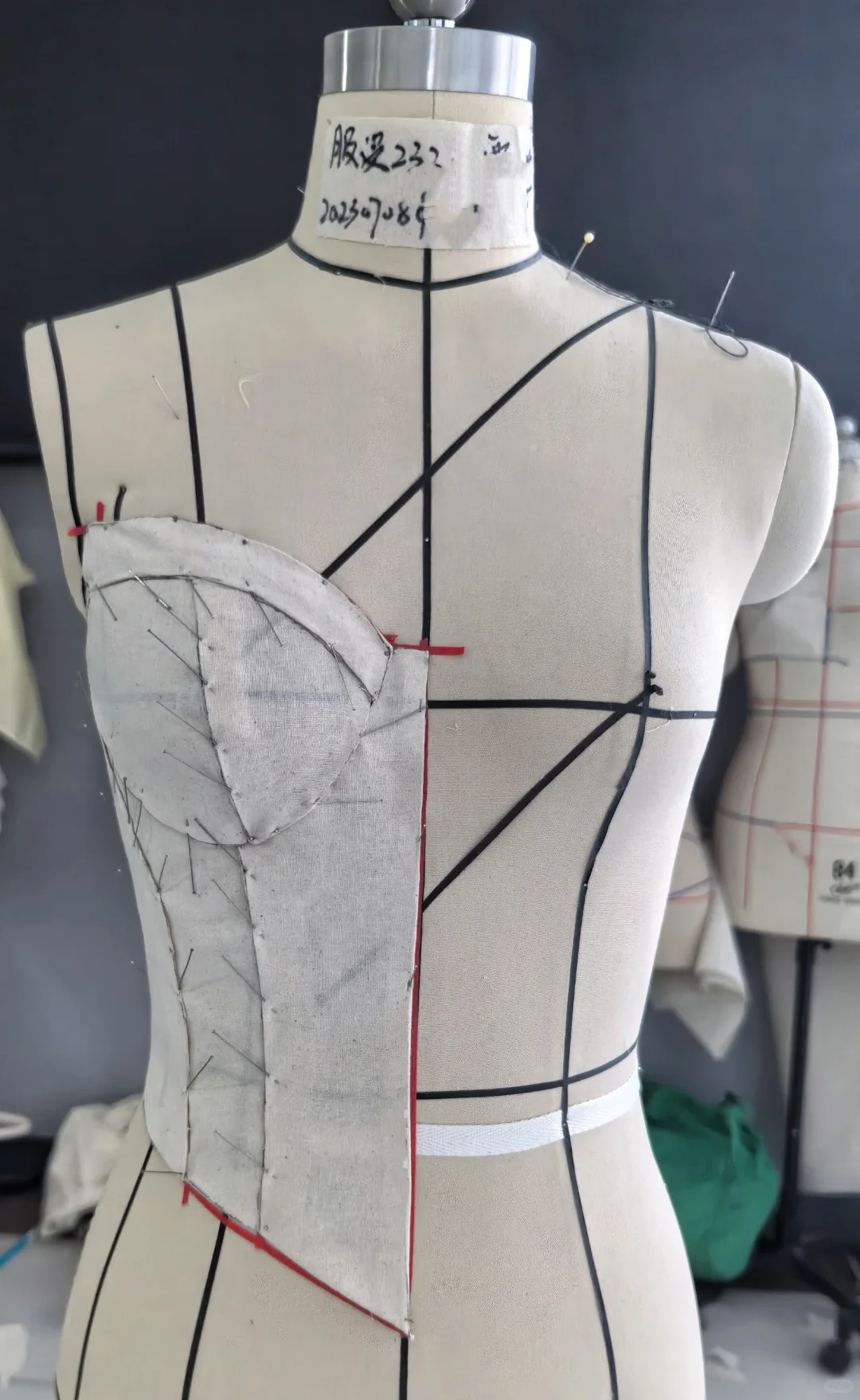 服设23级1、2、3班立裁胸衣作业
