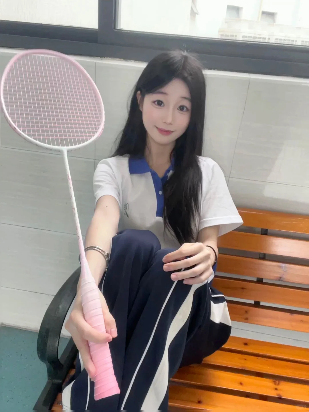 女高中生新入手的羽毛球拍