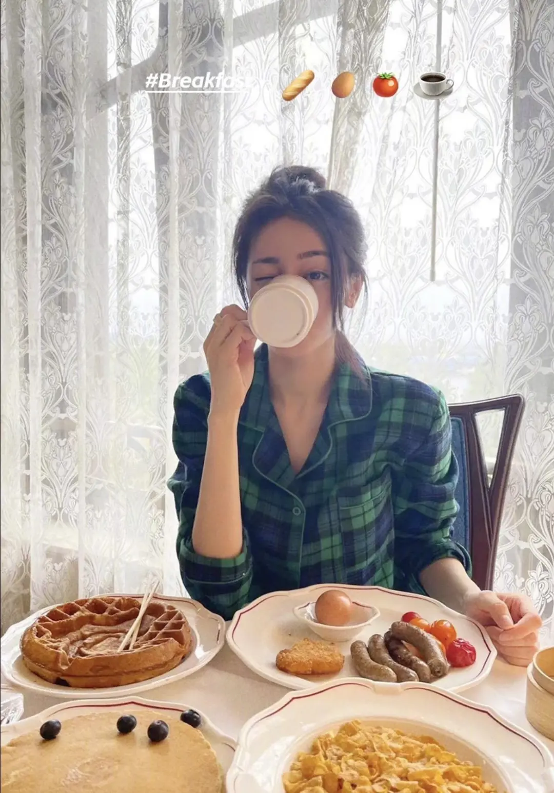 私下就是吊带烟熏妆都来的辣妹啊
