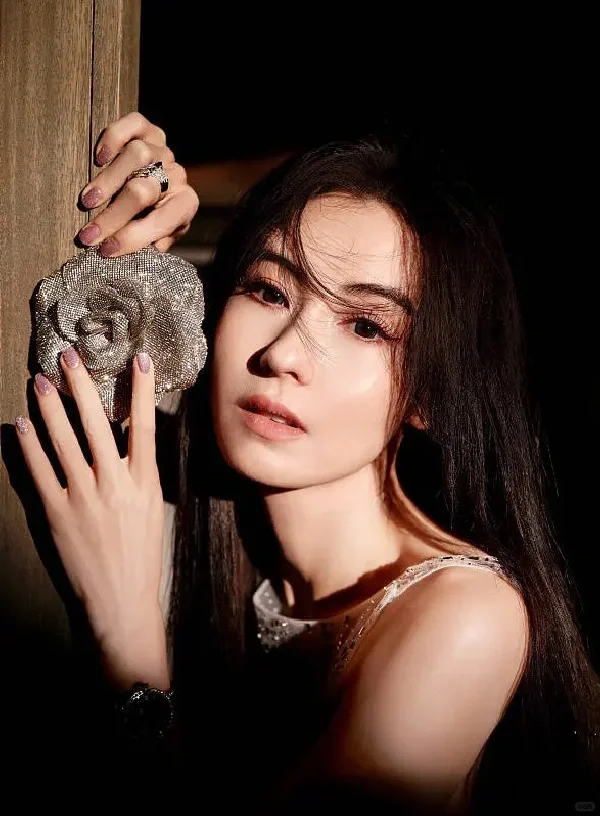 张柏芝穿水钻露背长裙大秀性感美腿，惊艳！