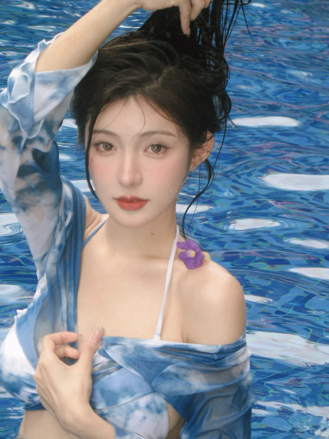 泳池边不穿泳衣穿什么啊？