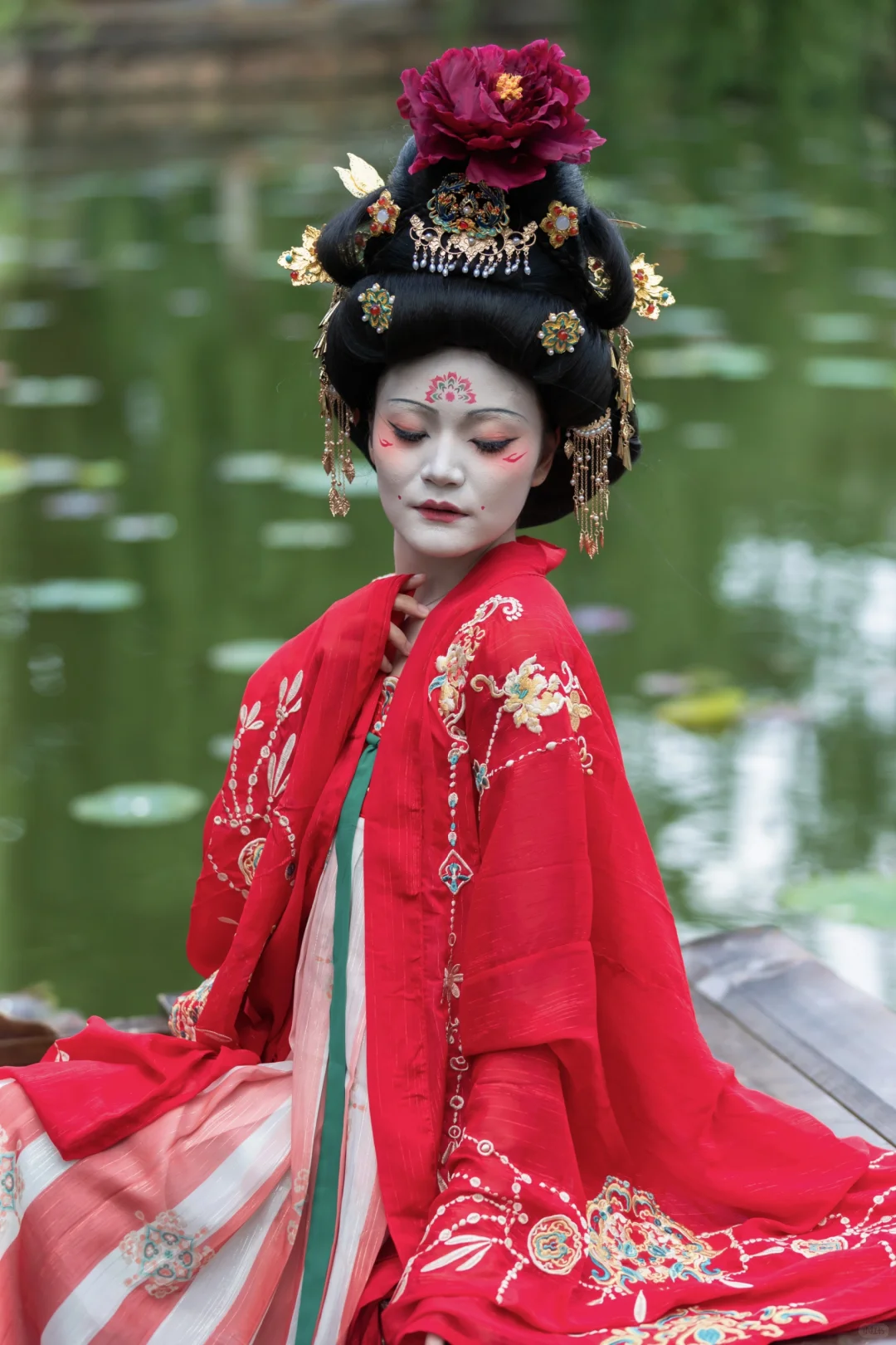 一袭红衣美如画