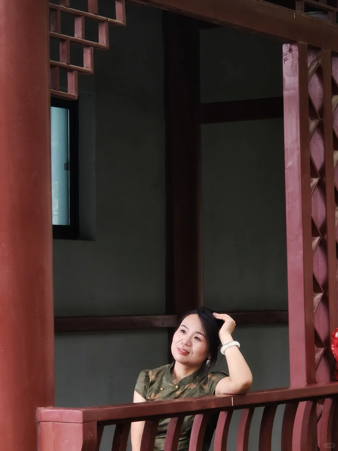 穿旗袍去草坪