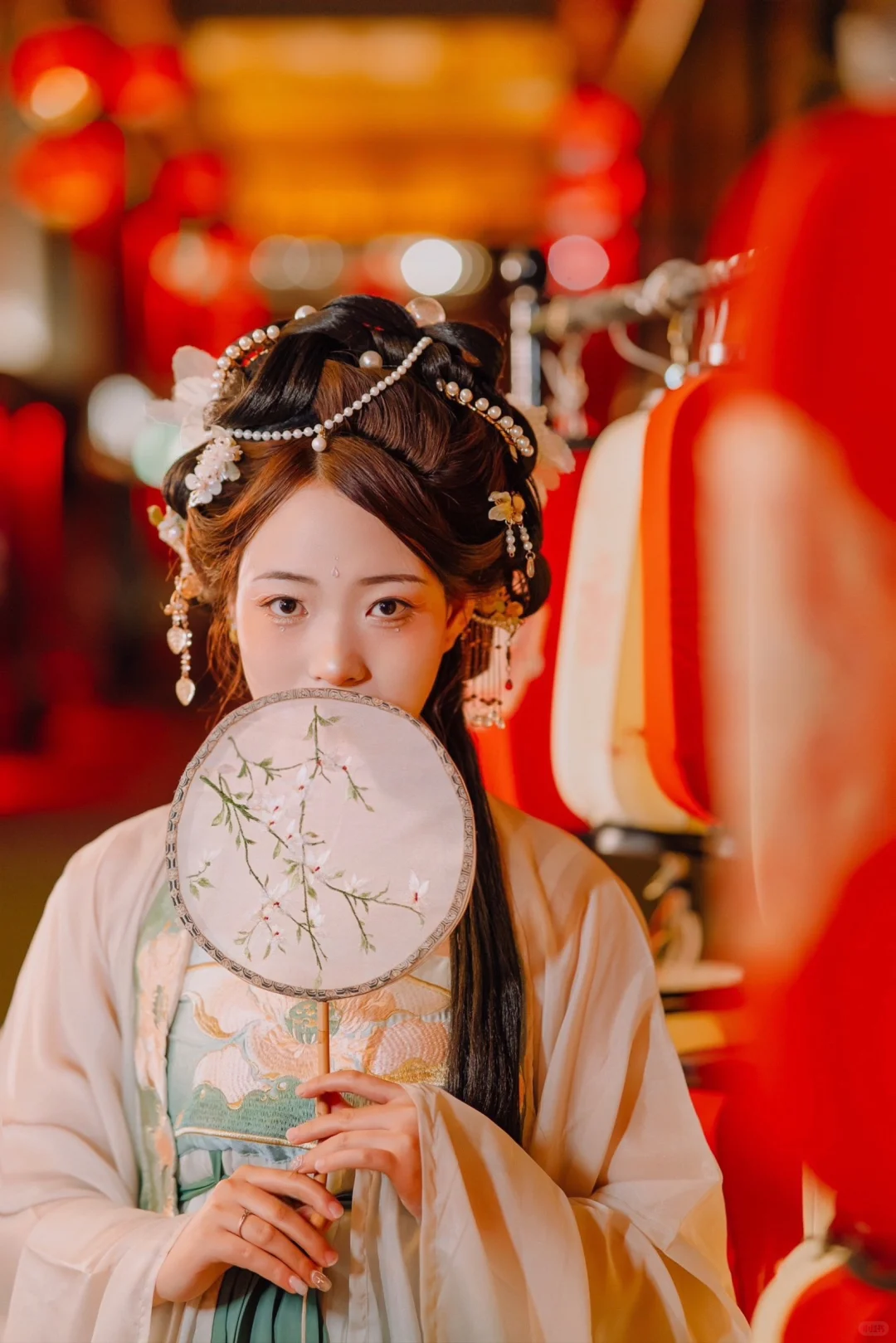 闹市中找到你的灯，唐风古装汉服