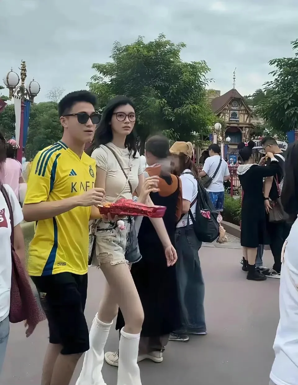为什么同身高下，女生腿更显修长？