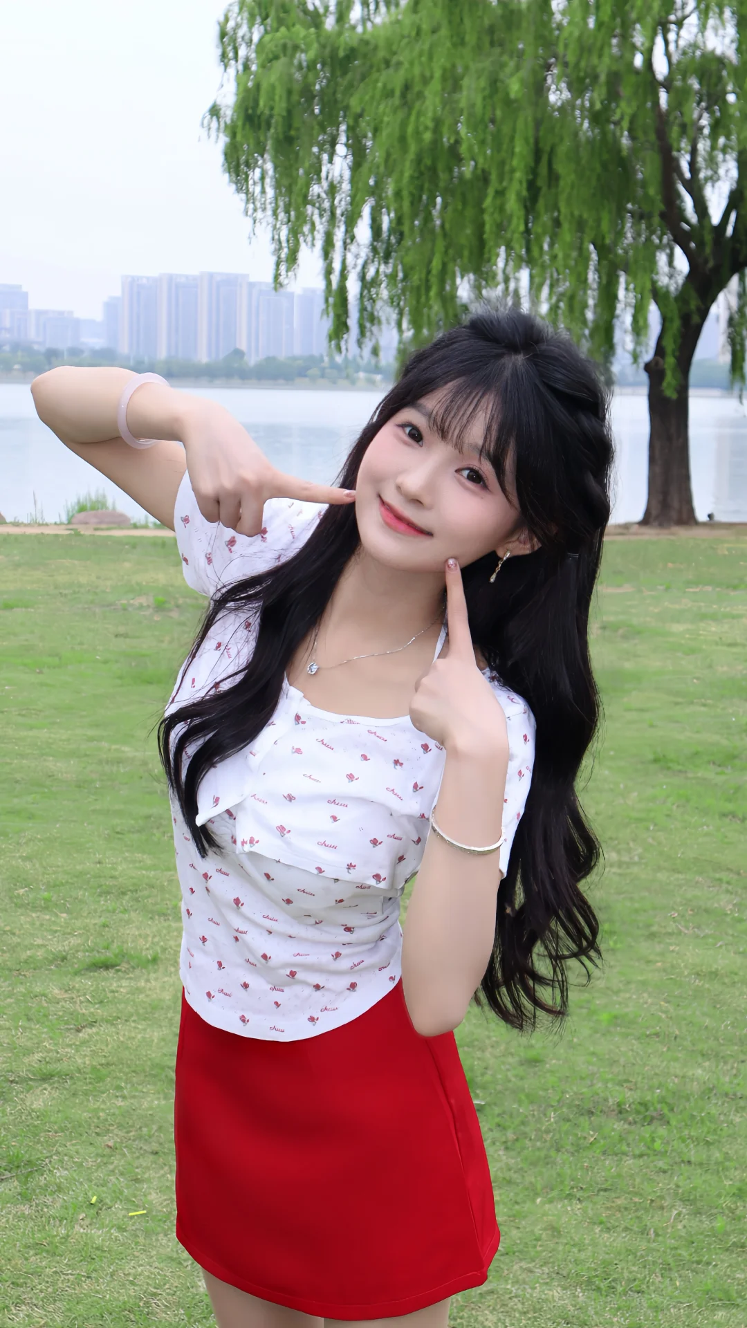 穿上碎花吊带短袖出去玩～