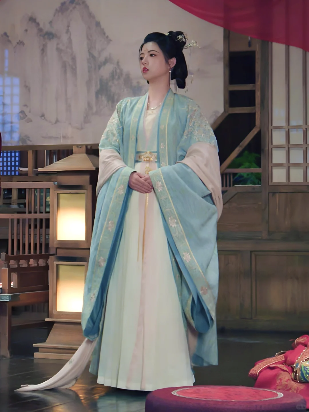 『衣柜』杨盈女装盘点3️⃣绣金青色大袖衫