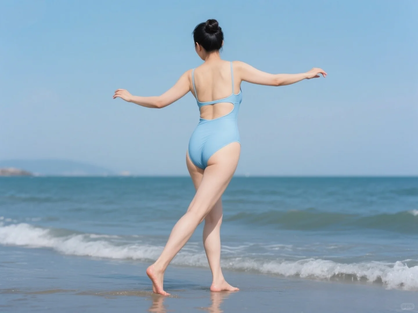 淡蓝色泳装穿搭，更适合中年美女