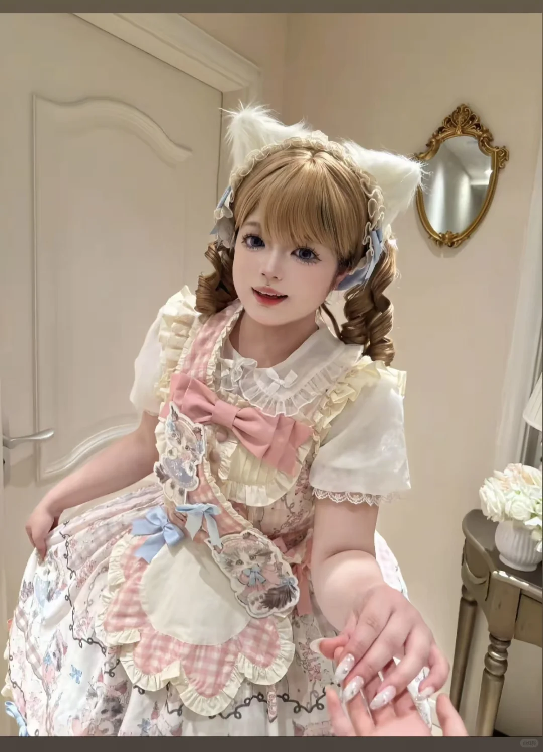 少女的裙摆与小猫