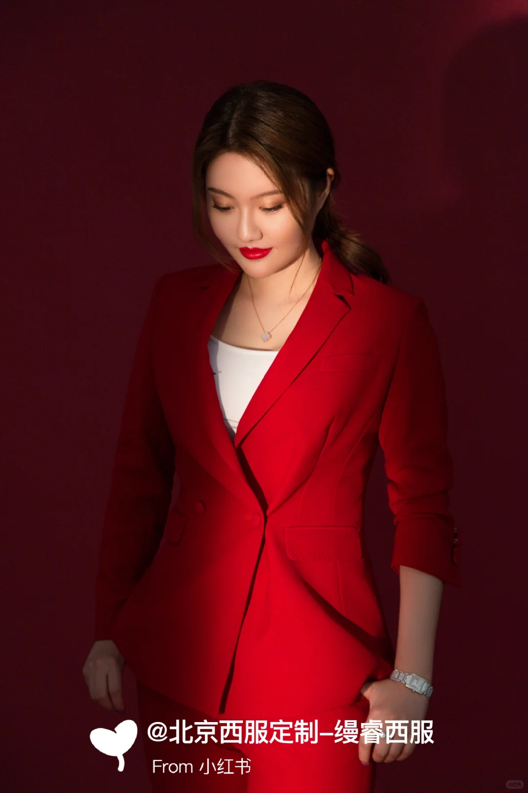 超有气场的红色女士西服套装！谁穿谁好看！
