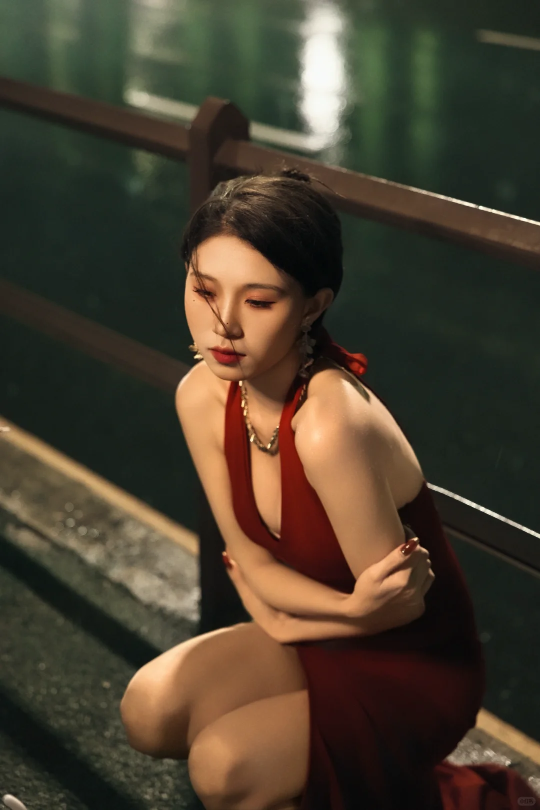 红裙摇曳，夜中烟里的独处哲学