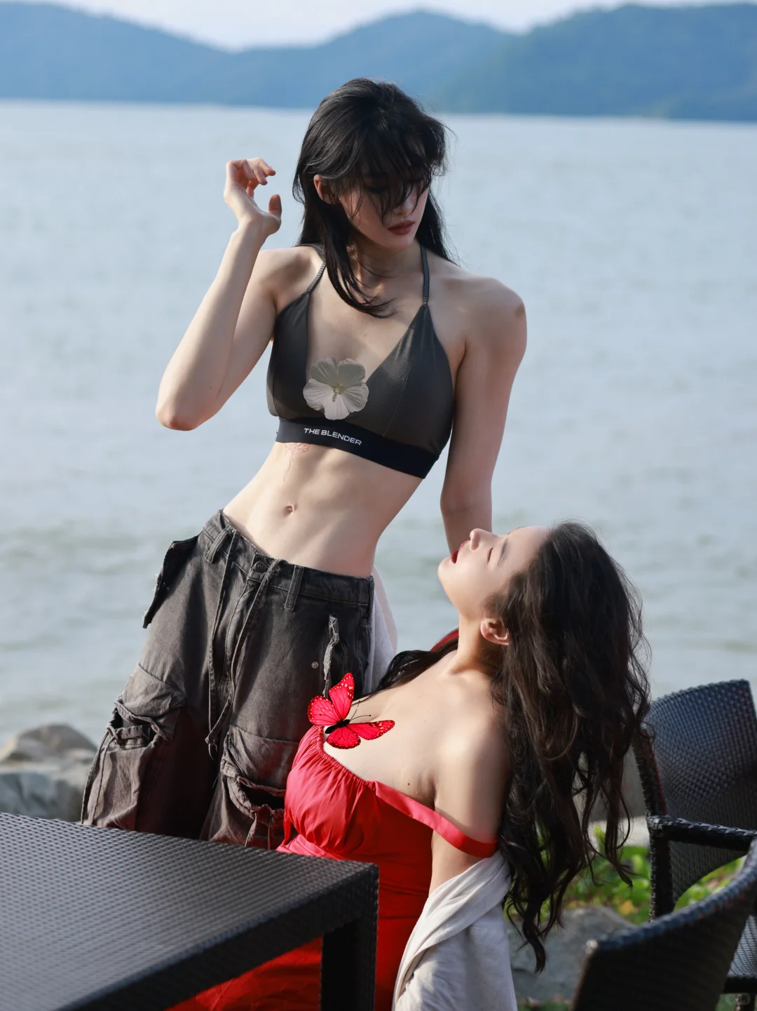 水边的闺蜜