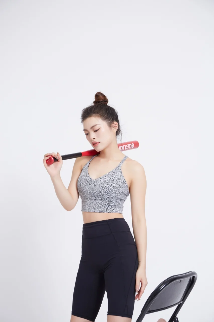 运动女孩的瑜伽服穿搭