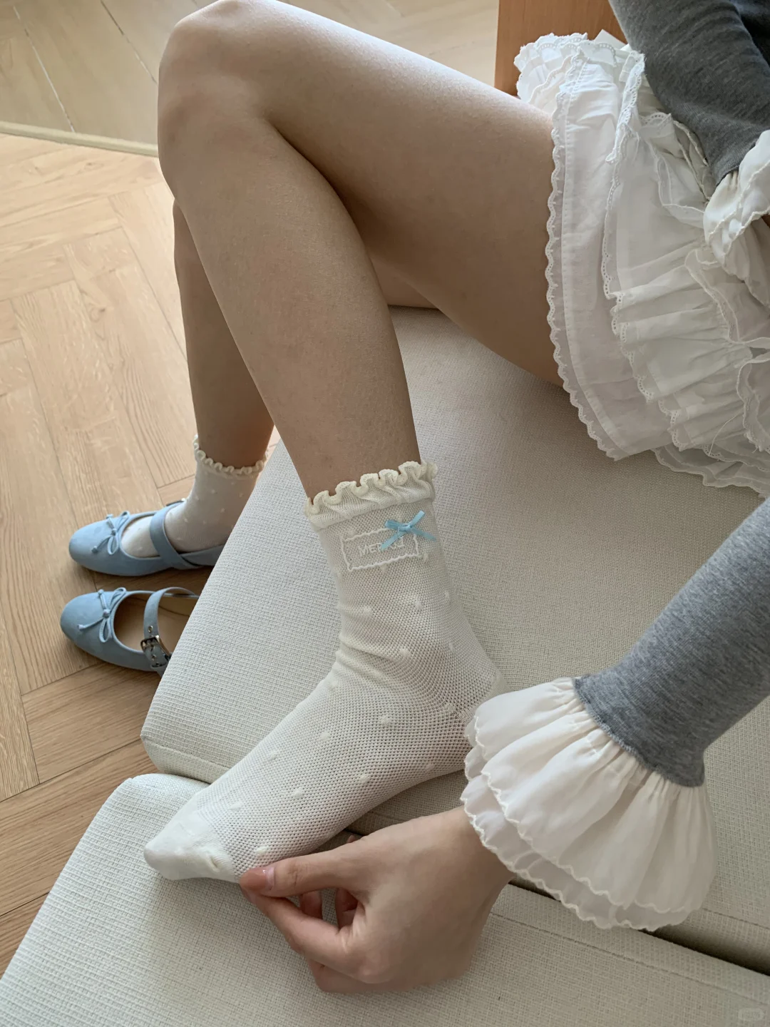 蓝色蝴蝶结袜子，开启甜美春日的穿搭之旅