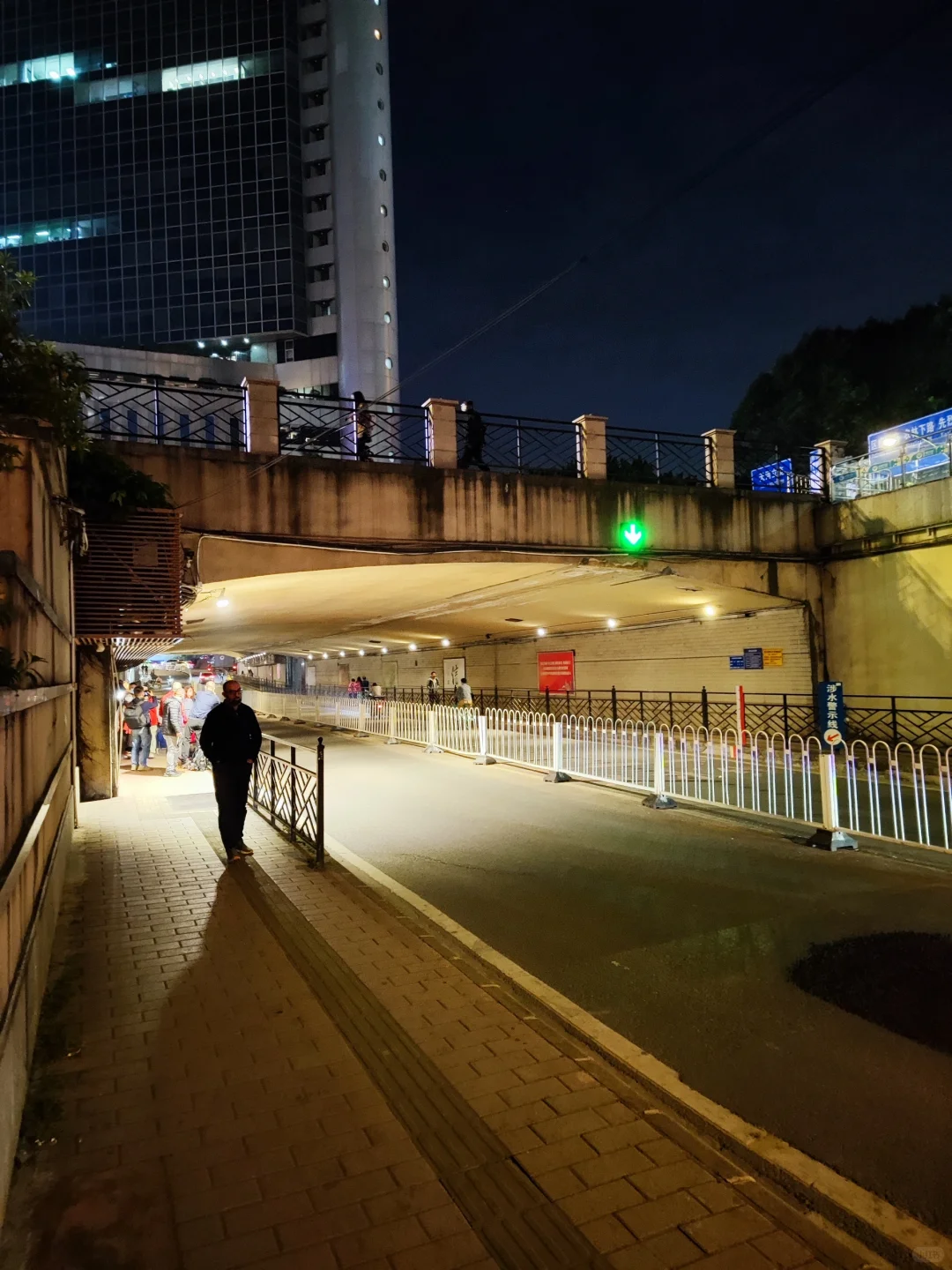 又见淘金隧道扎堆拍嫩模