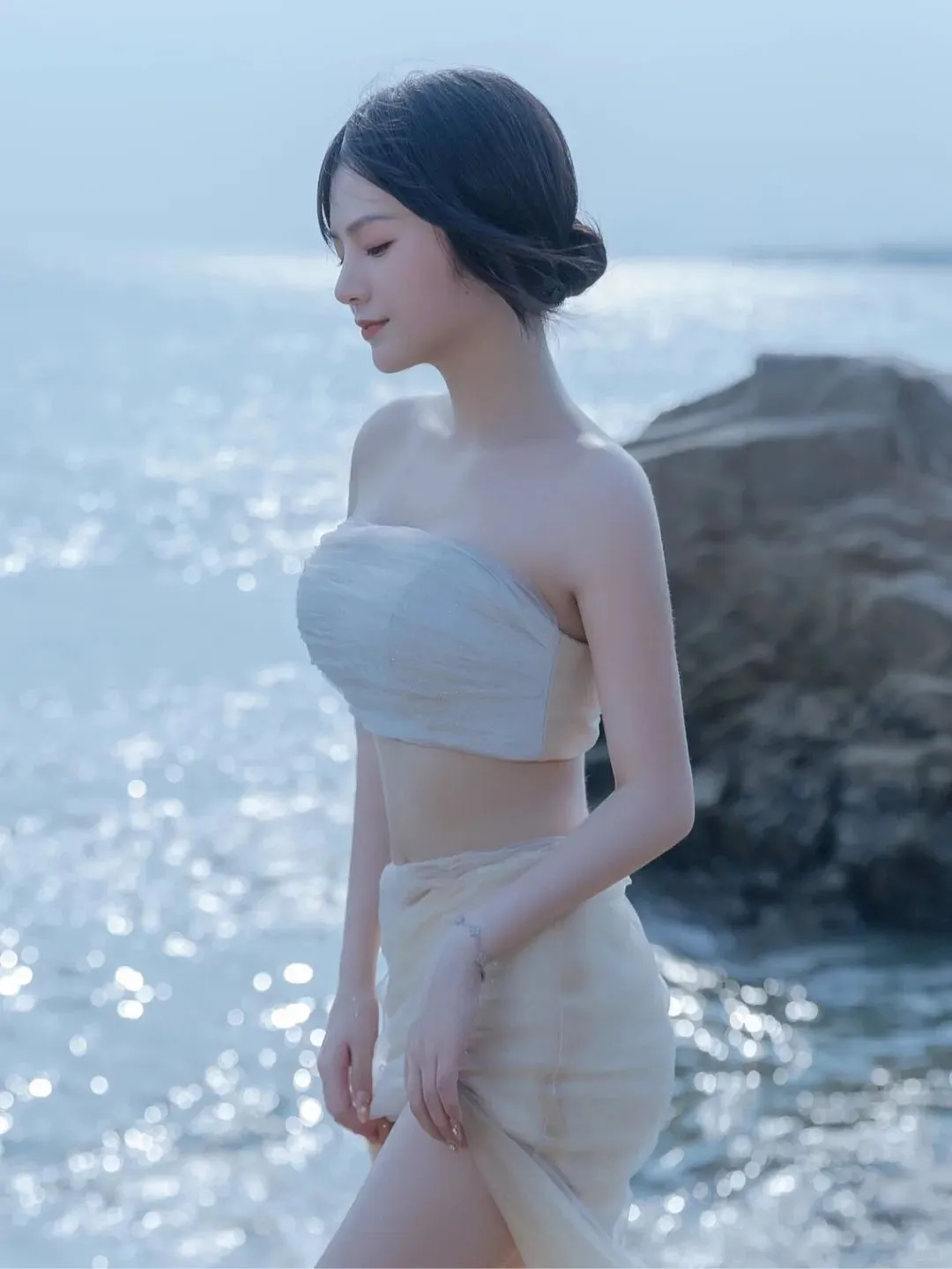 美女壁纸写真 | 海边抹胸薄纱裙