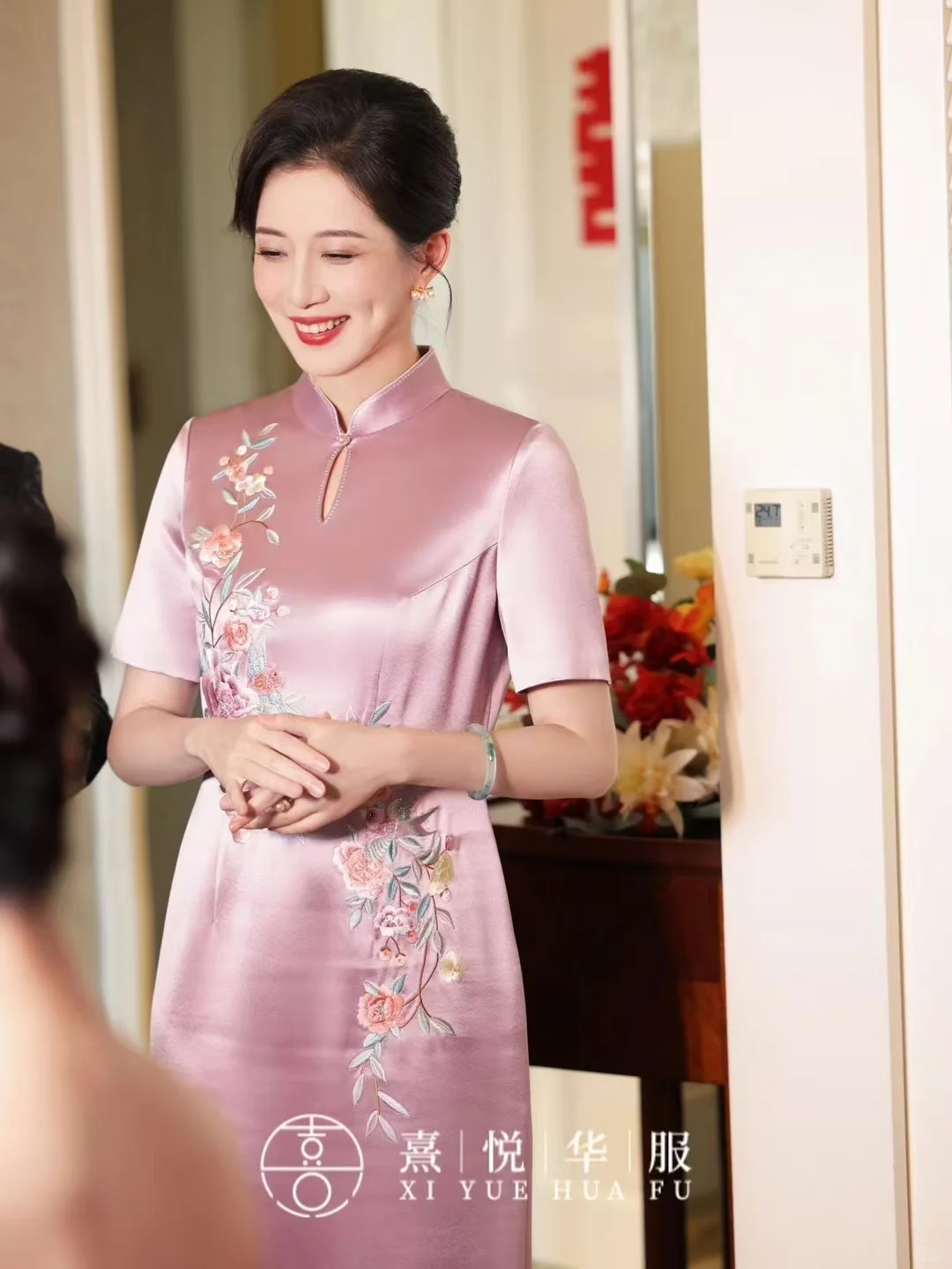 粉色绣花旗袍，一眼沦陷～