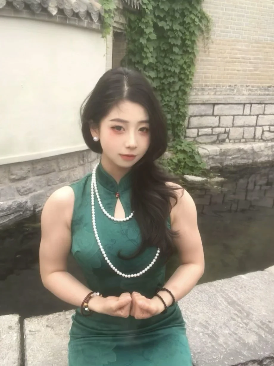 健身女穿旗袍
