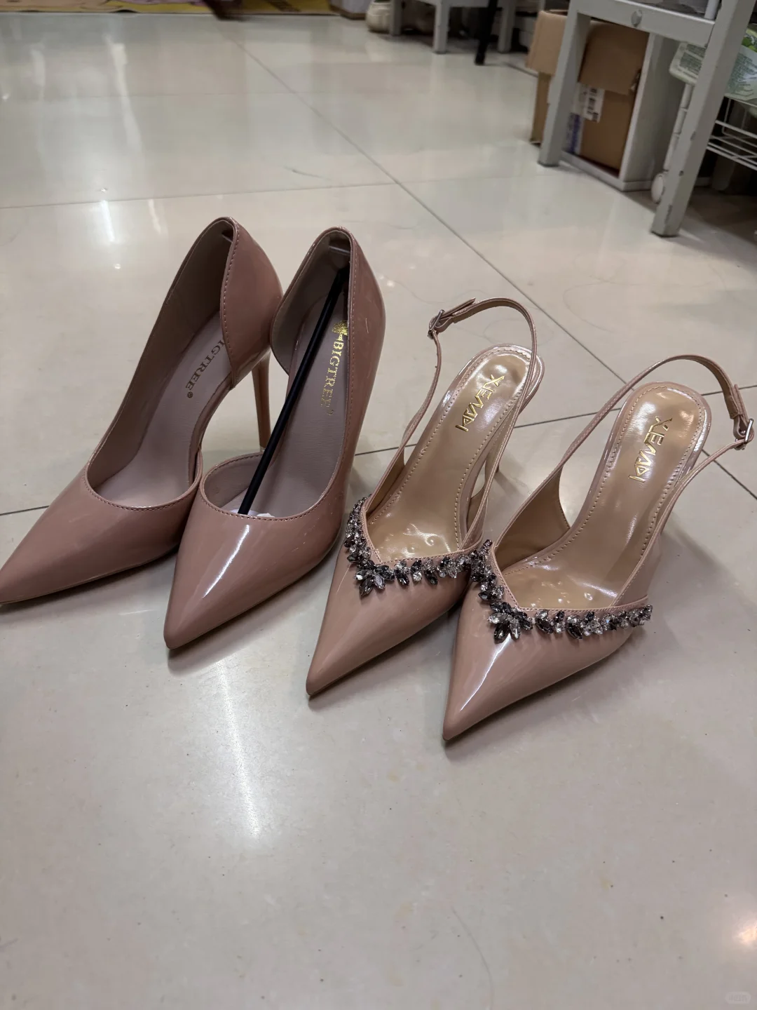 女大学生拍毕业照选哪一双高跟鞋👠！