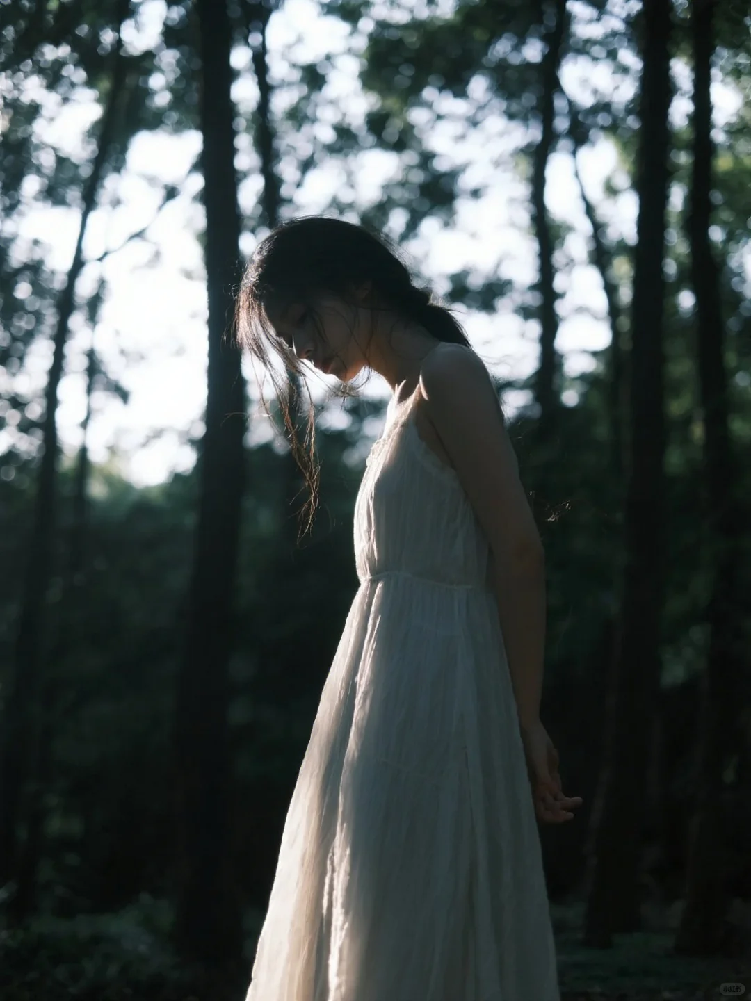 她奔跑在森林里，仿佛自由的精灵