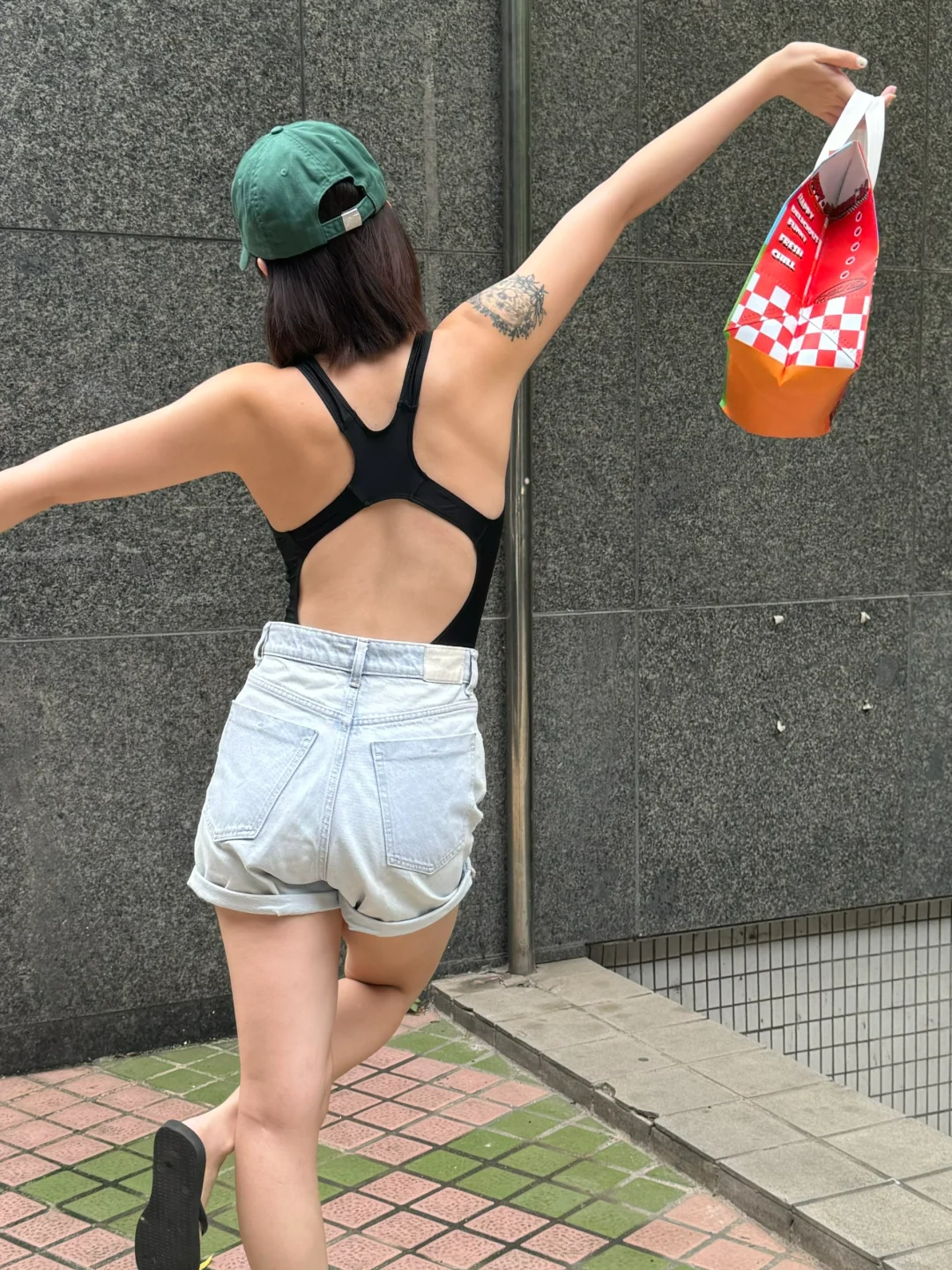 Daily🫵🏽自信点，游泳路上露个背