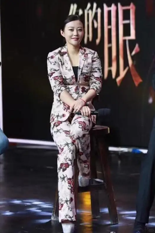 郝蕾：西装与抹胸的惊艳结合，高级美的新境