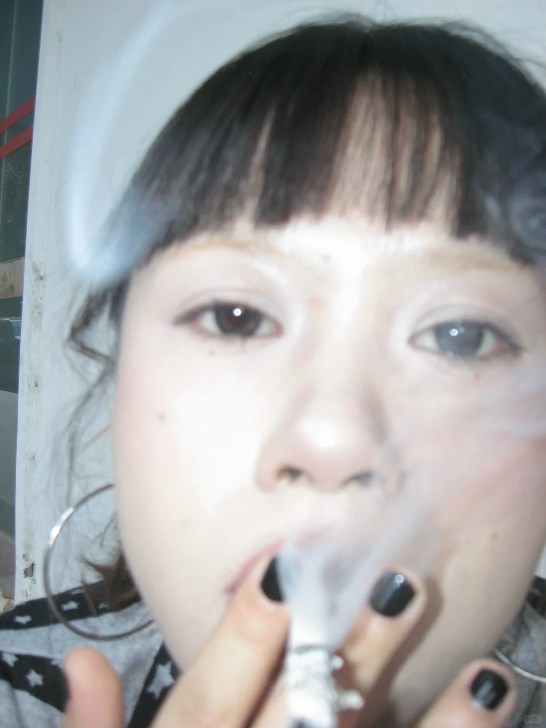 村里来了个女文学家实地参观