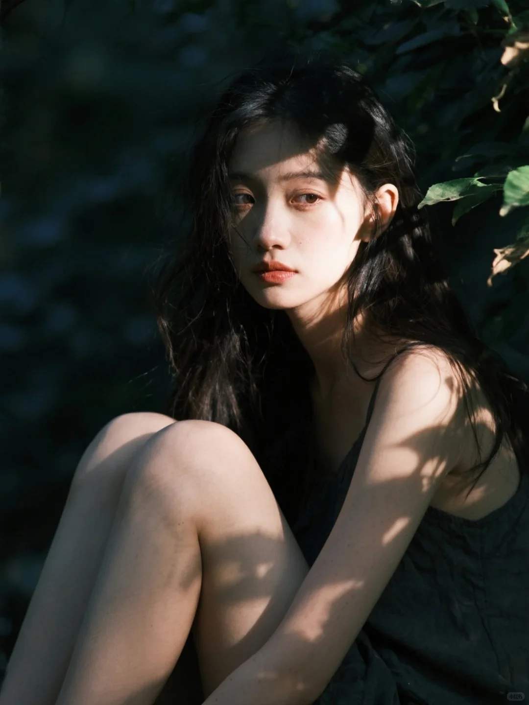 她站在光里，散落的绿叶间🌿