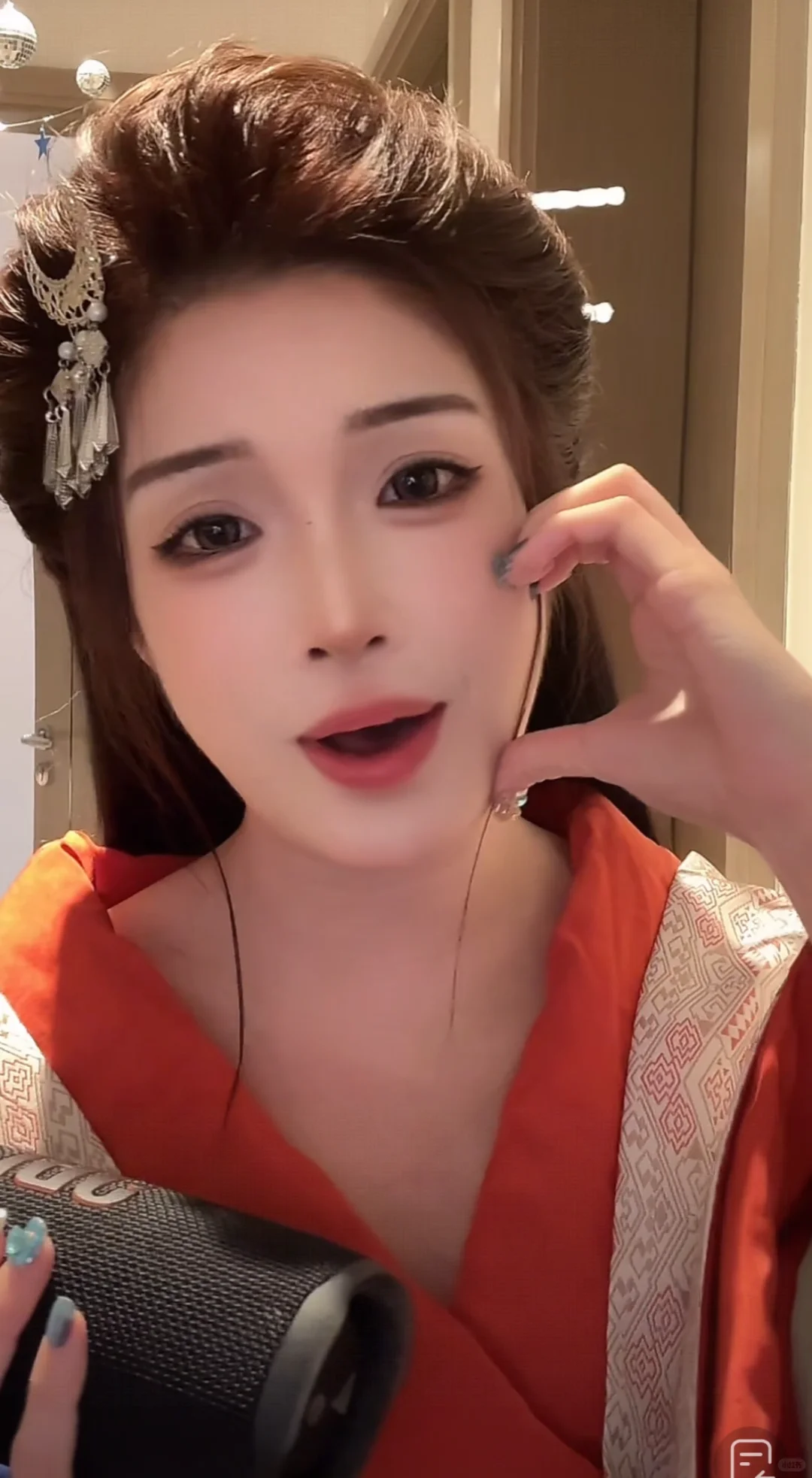 谁能拒绝铁铁元直播时的脸颊比心🫶！