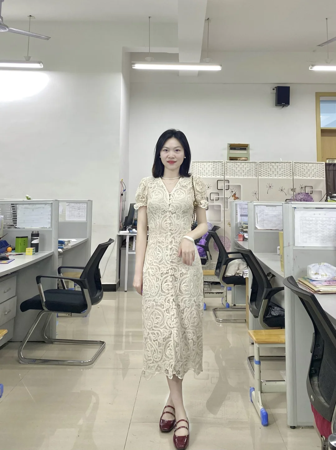 教师穿搭｜好喜欢这条温柔气质的蕾丝裙～～