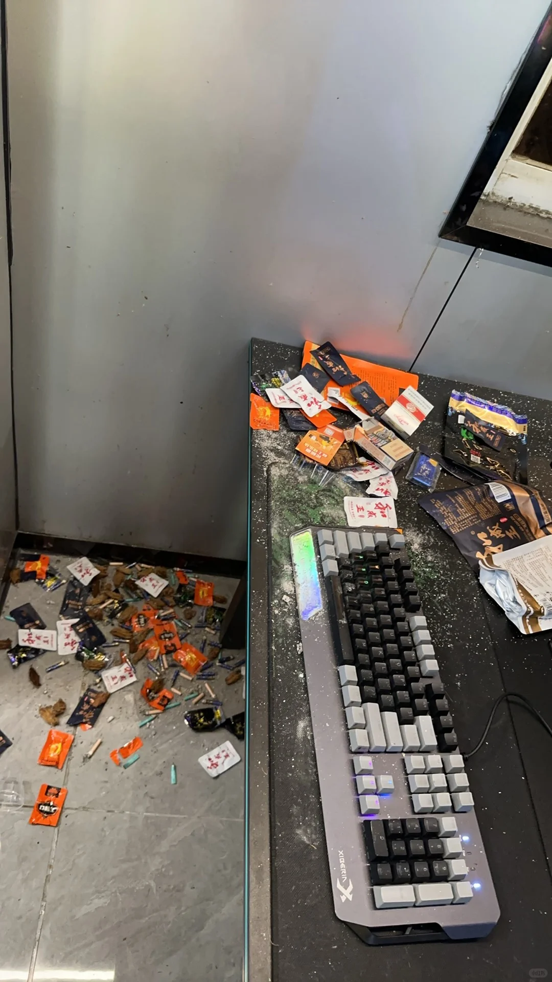 网吧收银员兼服务员