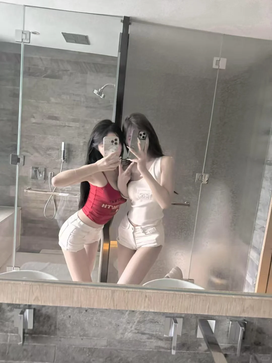 女生对镜拍好看姿势
