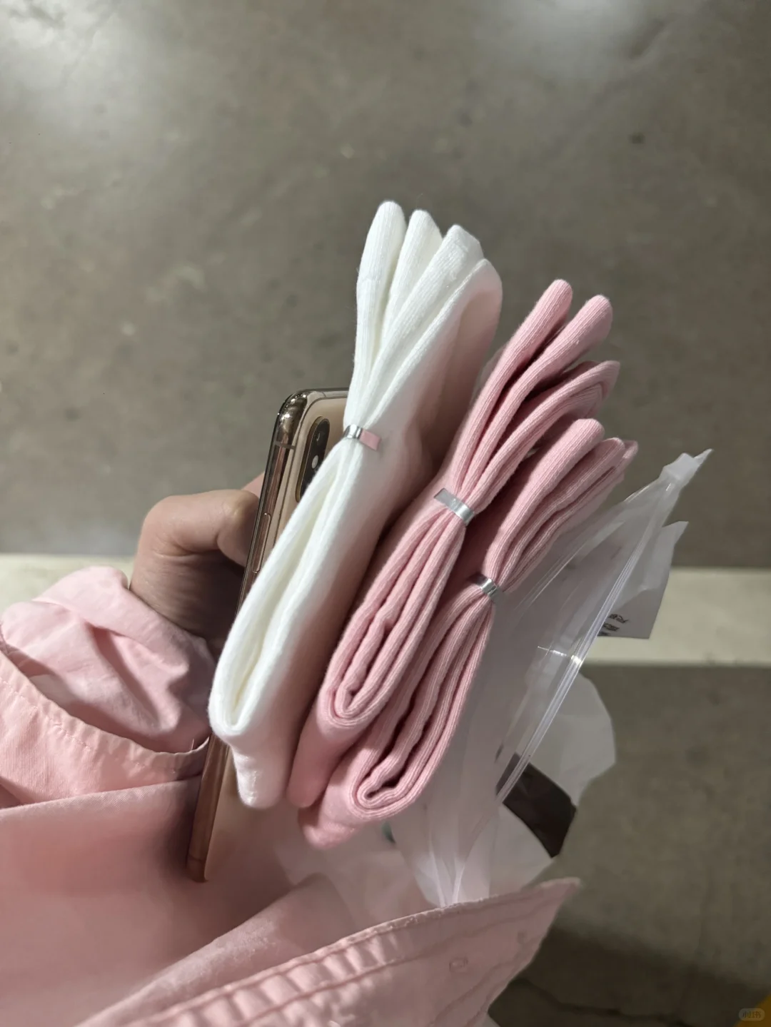 推荐这家的袜子，颜色真的好正