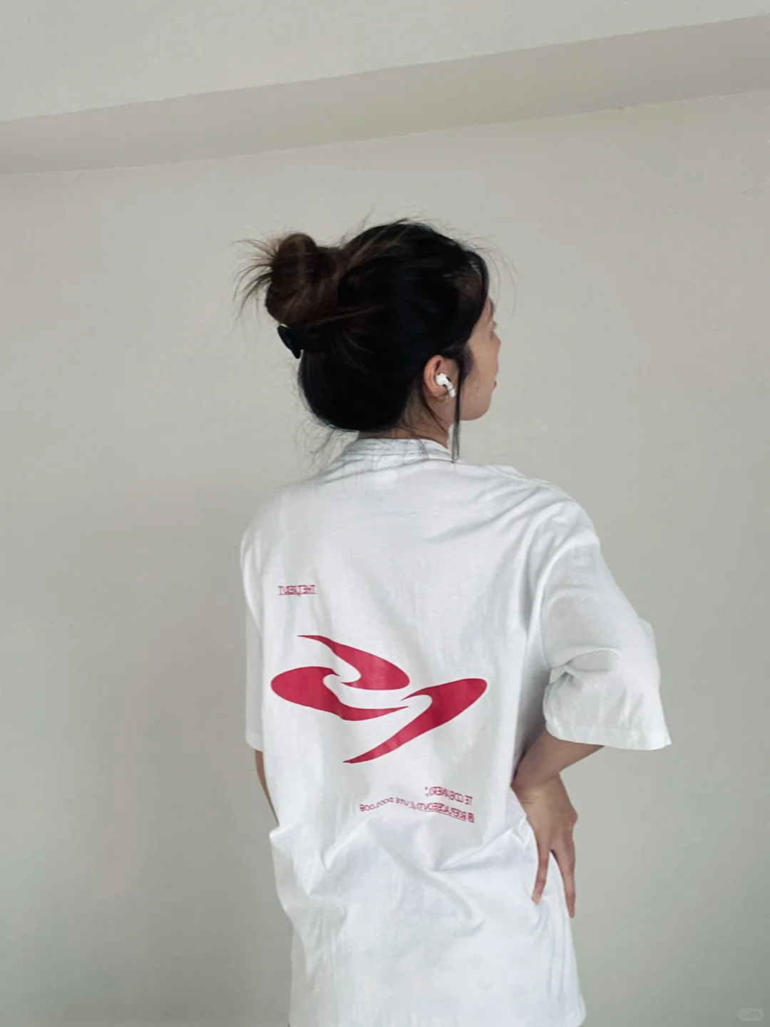 夏天的清凉感是白t和丸子头