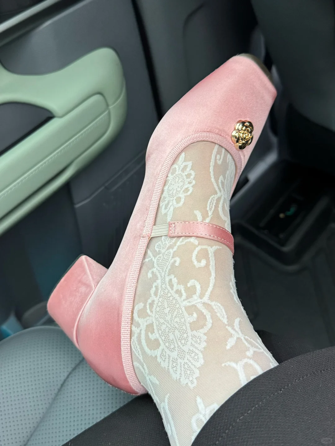 白白袜子粉粉鞋就很少女感呀！💕