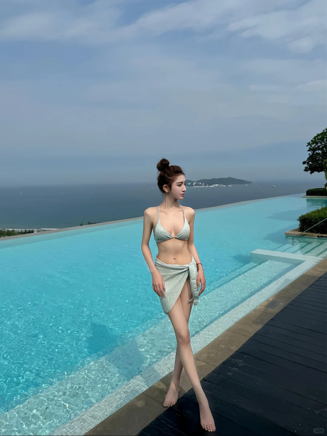 游泳池里泡的白月光泳衣！