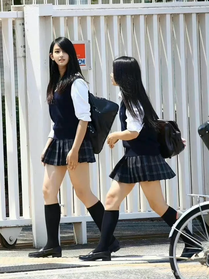 一眼惊艳的女孩，可惜不认识……哈哈哈哈
