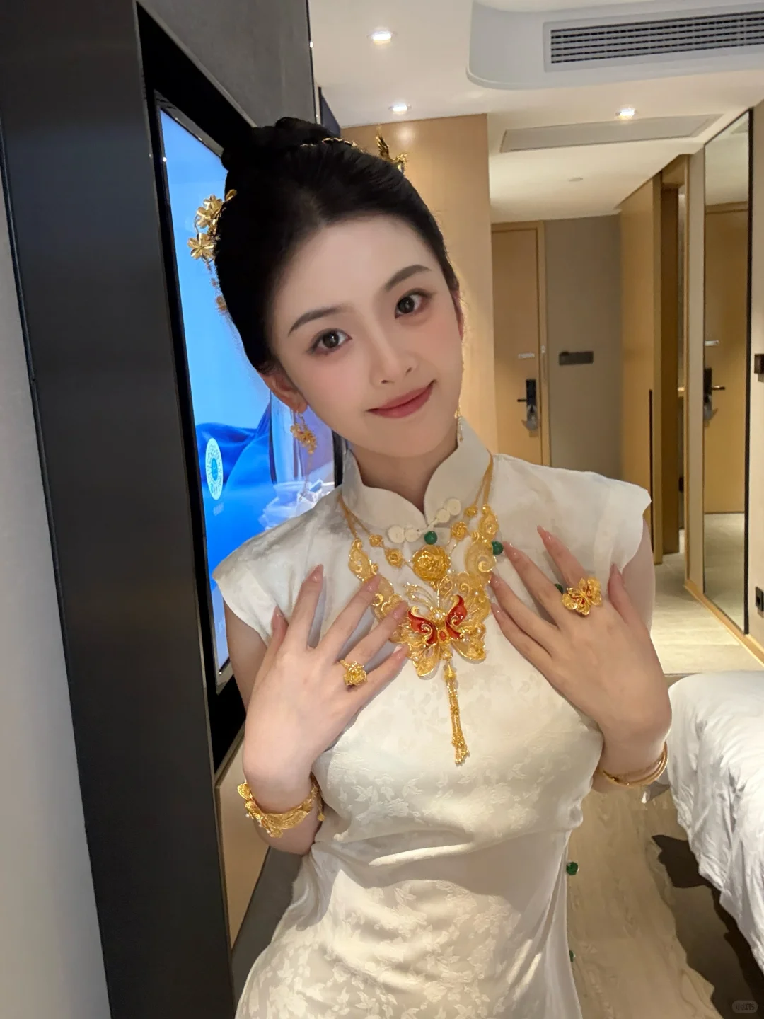 订婚宴白旗袍也很适配！