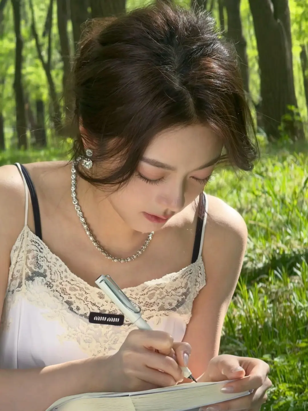 她素颜眉毛就是弯弯的 🥺
