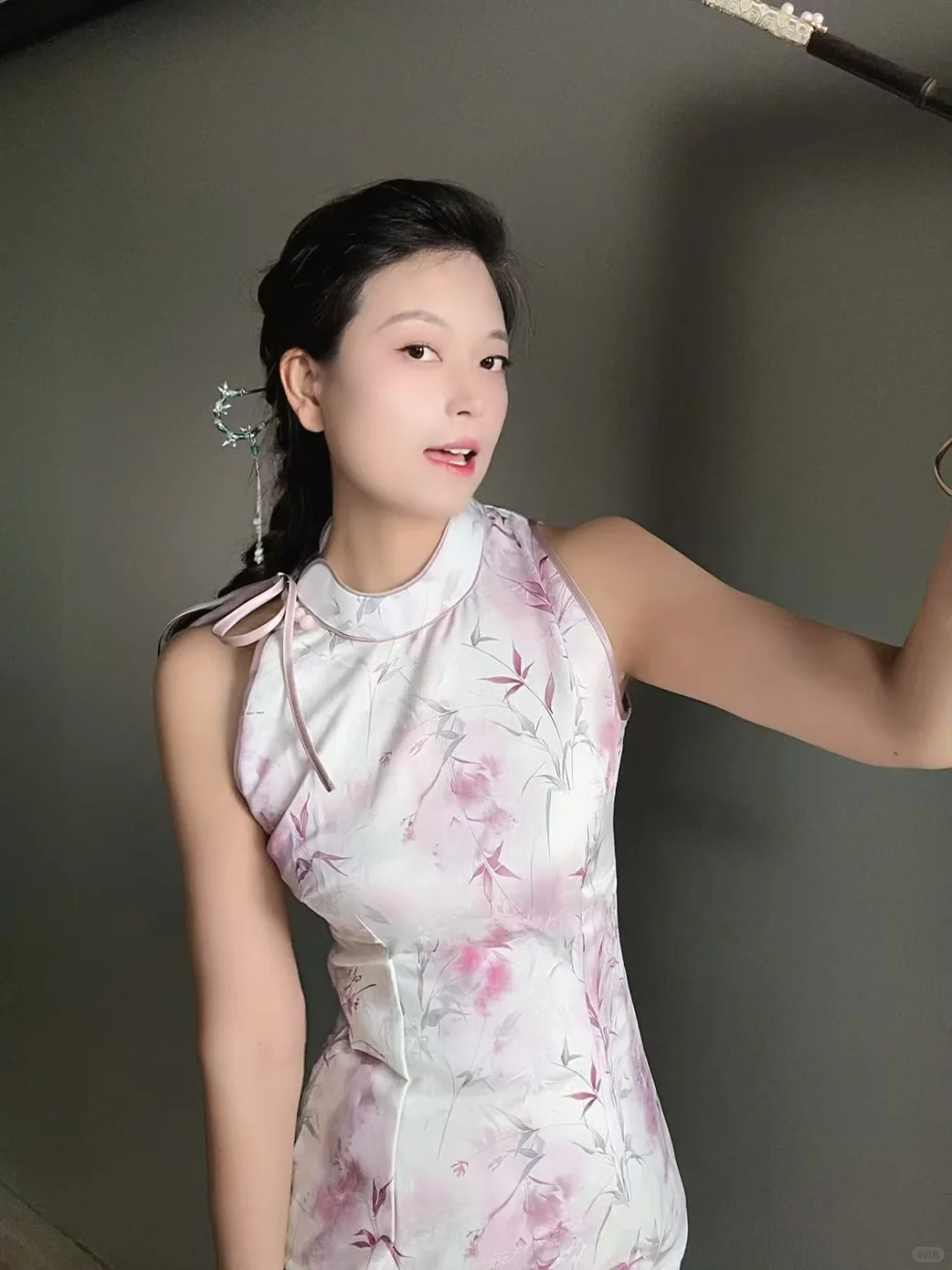 宝宝们，帮我看下这个粉色旗袍怎么样？