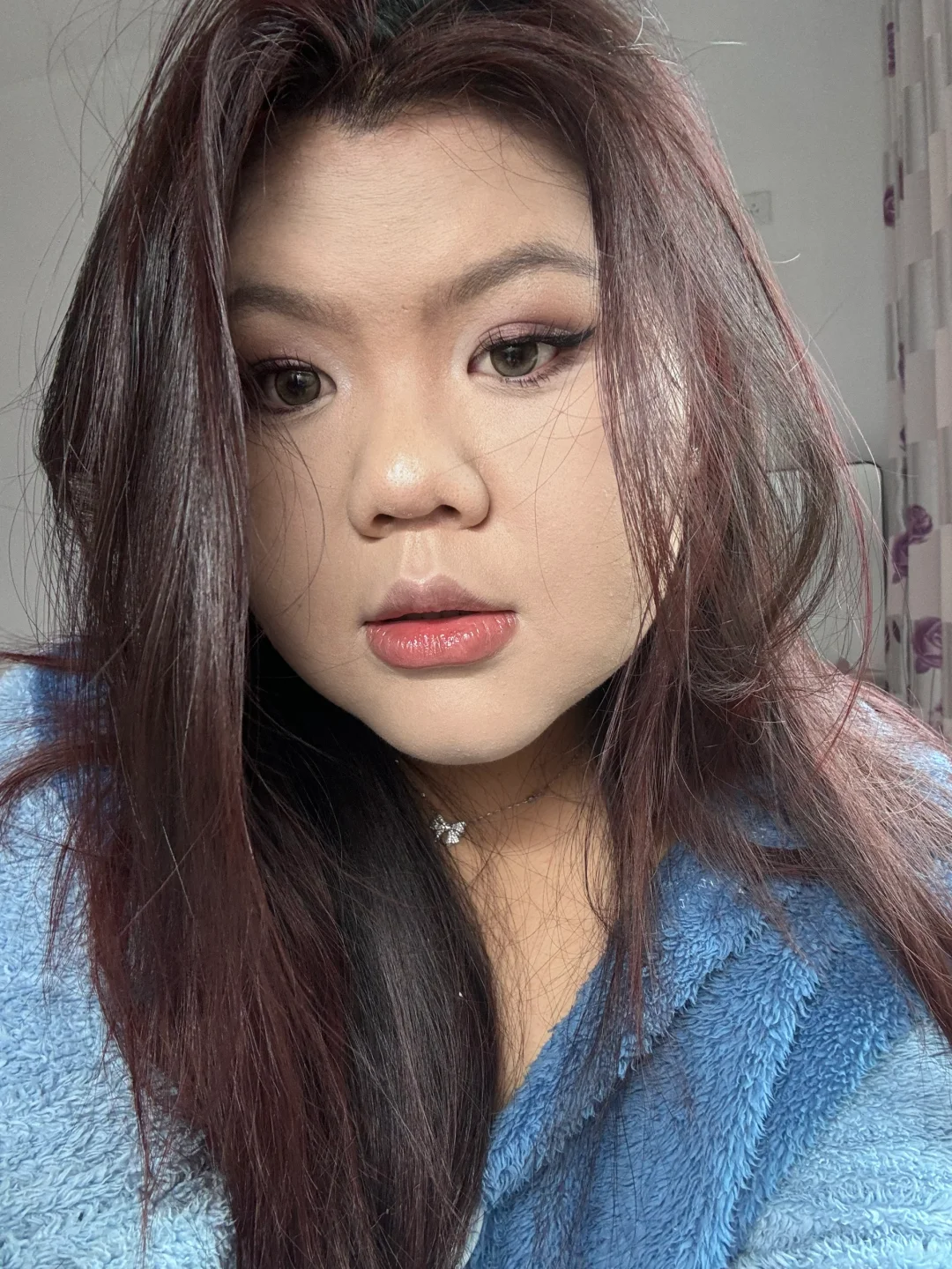 抽象女的化妆对比…