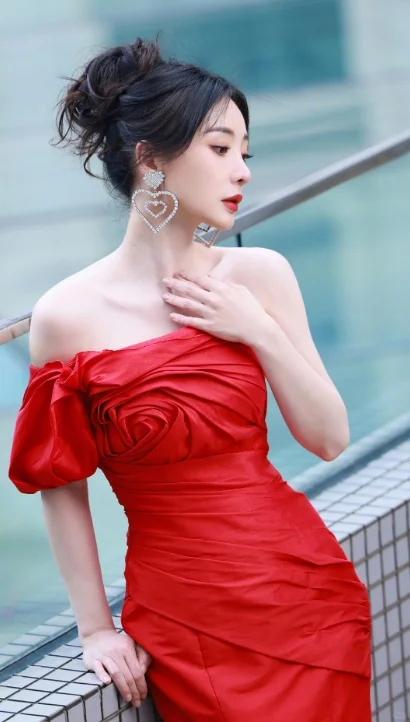 柳岩|壁纸 玫瑰红裙轻盈曼妙热烈迷人