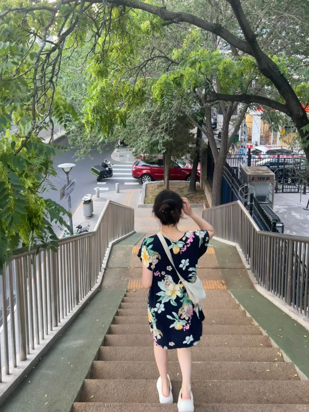 左滑看女研穿老年裙出门约会crush……