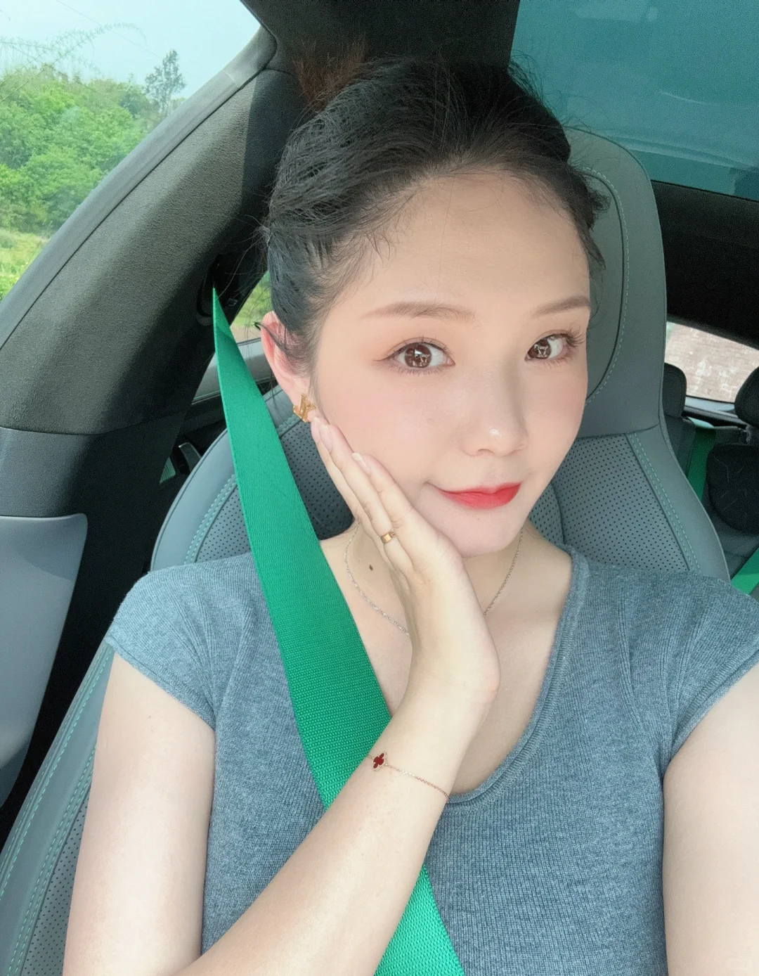 今天是摆拍摘樱桃的女汉纸🍒