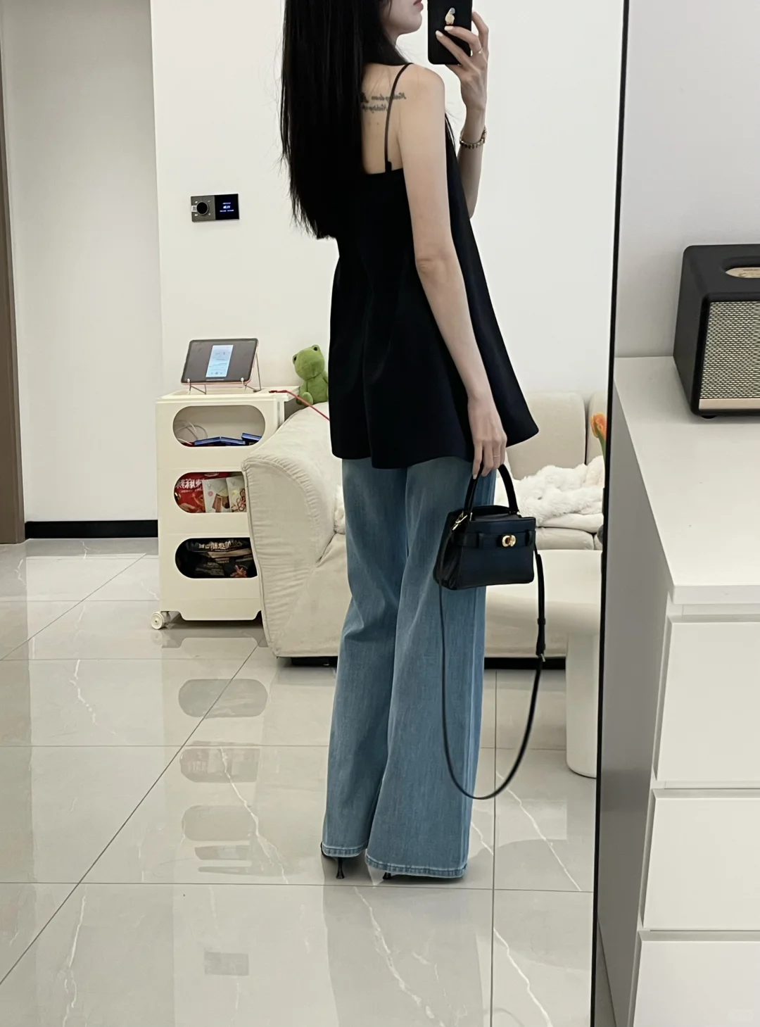 喜欢这件黑色吊带～