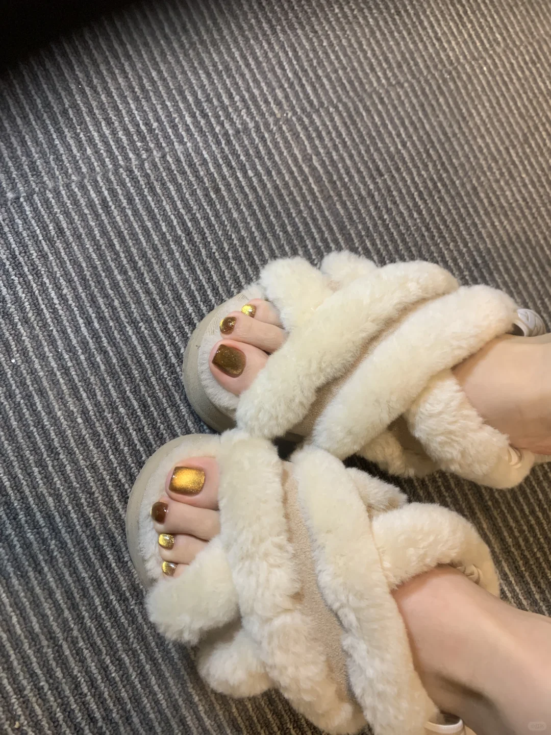 金闪闪的脚丫子