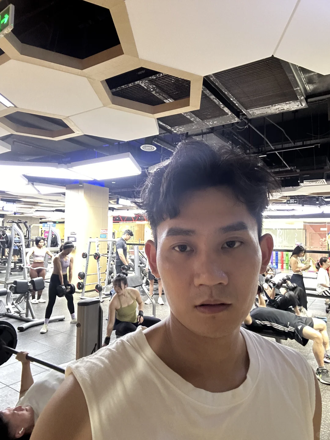 今天的健身房都是身材好的美女