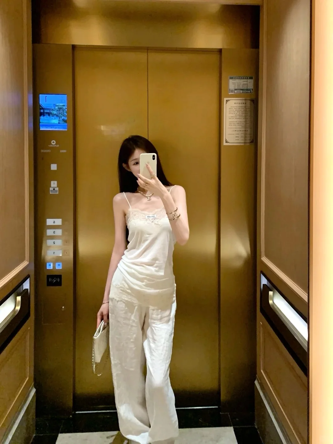 拆箱即沦陷！MiuMiu蕾丝吊带裙把纯欲刻进DNA